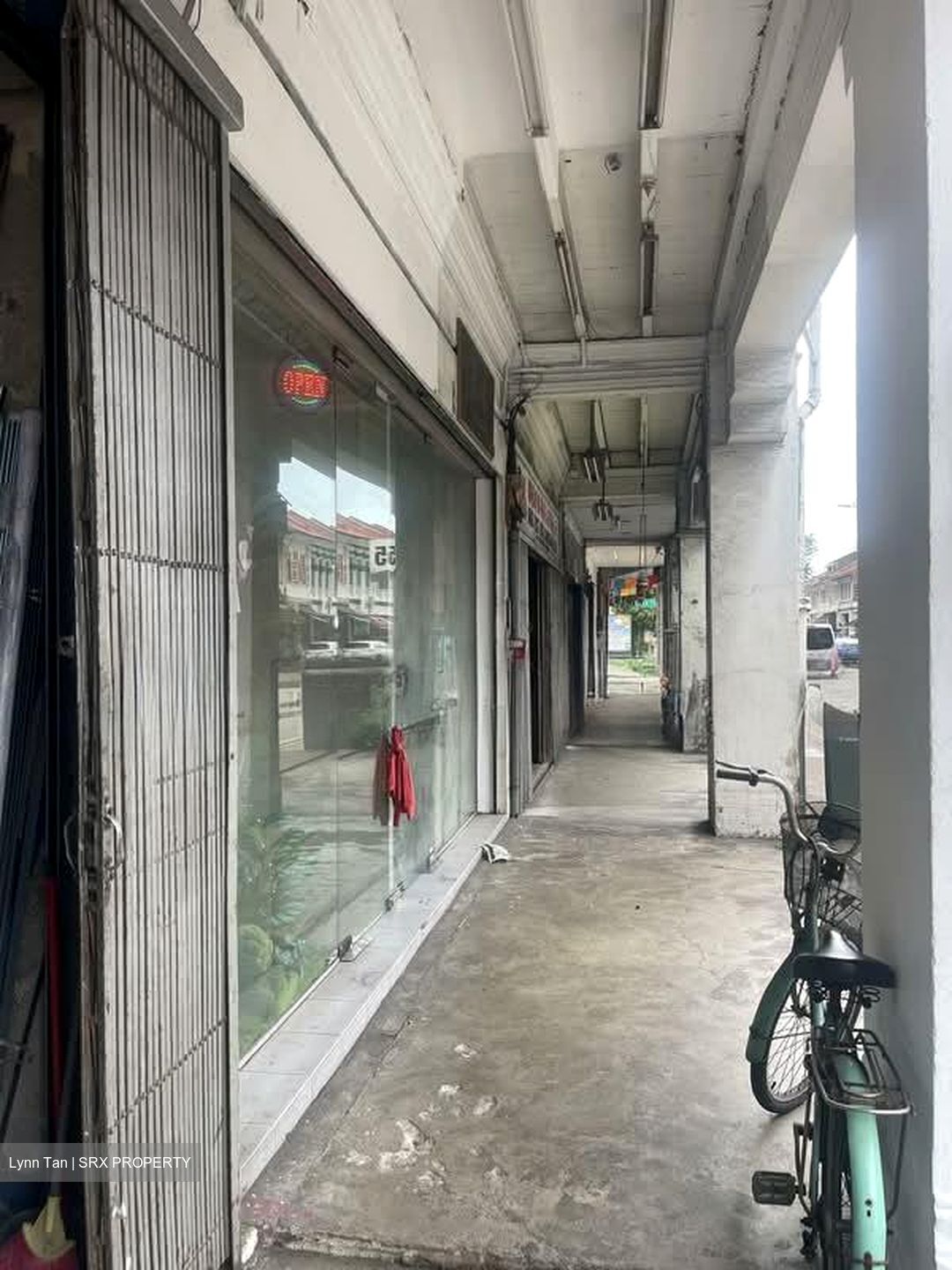Sims Avenue (D14), Retail #550030371